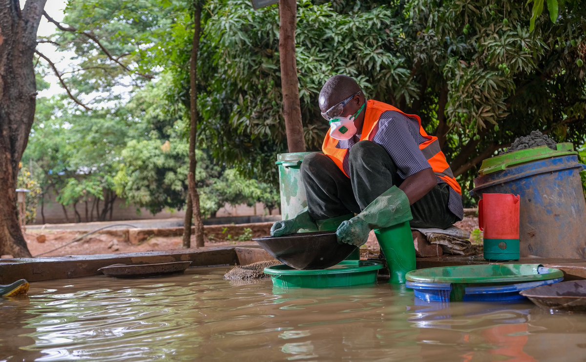 SolidaridadECA's tweet photo. Can artisanal mines embrace ethical mining? YES! Nsangano Gold Mine in TZ is setting standards with safe, inclusive & sustainable practices:
✓ 85% mercury recovery = less health risk
✓ 95% recovery with safer cyanidation = protects the environment
✓ Better safety with PPE
#FVO https://t.co/WaobZ8CnMf