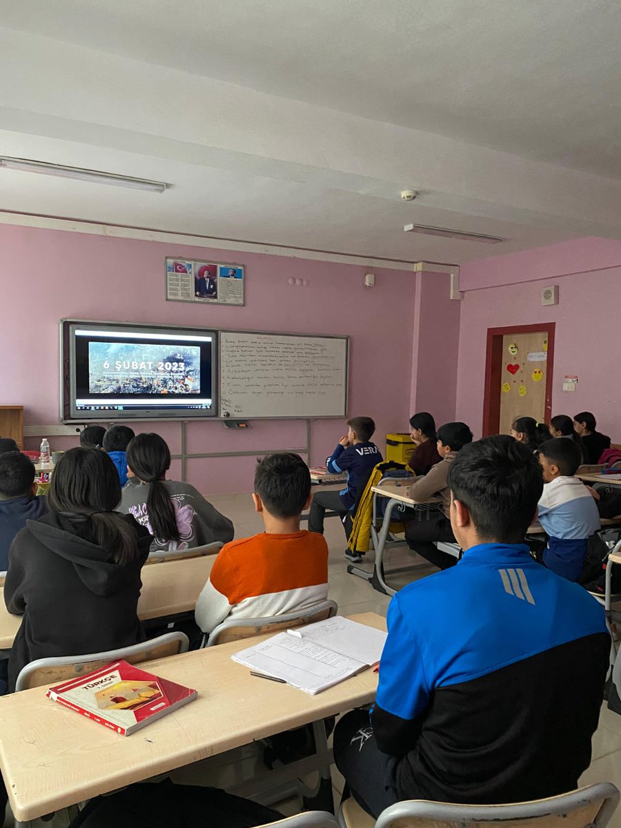 dikmenort's tweet photo. 6 Şubat 2023 depreminin anma yıl döneminde tüm sınıflarımızda bilgilendirici video izlettirilerek, seminerler verildi. Emeği geçen öğretmenlerimize teşekkür ederiz. UNUTMADIK, UNUTMAYACAĞIZ ! 🍂

@tcmeb @mardinilmem @kiziltepemem47 #6subatdepreminiunutmayacağız https://t.co/02UcmaBPiS