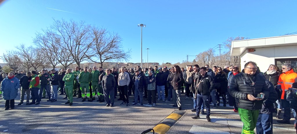 CCOOmadridSur's tweet image. 🔴 Asamblea en la factoría de John Deere #Getafe por el cumplimiento del acuerdo del Erte 🚜

👊🏻 ¡Ni un paso atrás!