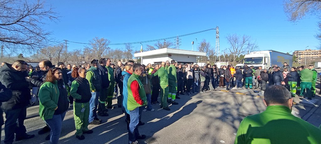 CCOOmadridSur's tweet image. 🔴 Asamblea en la factoría de John Deere #Getafe por el cumplimiento del acuerdo del Erte 🚜

👊🏻 ¡Ni un paso atrás!