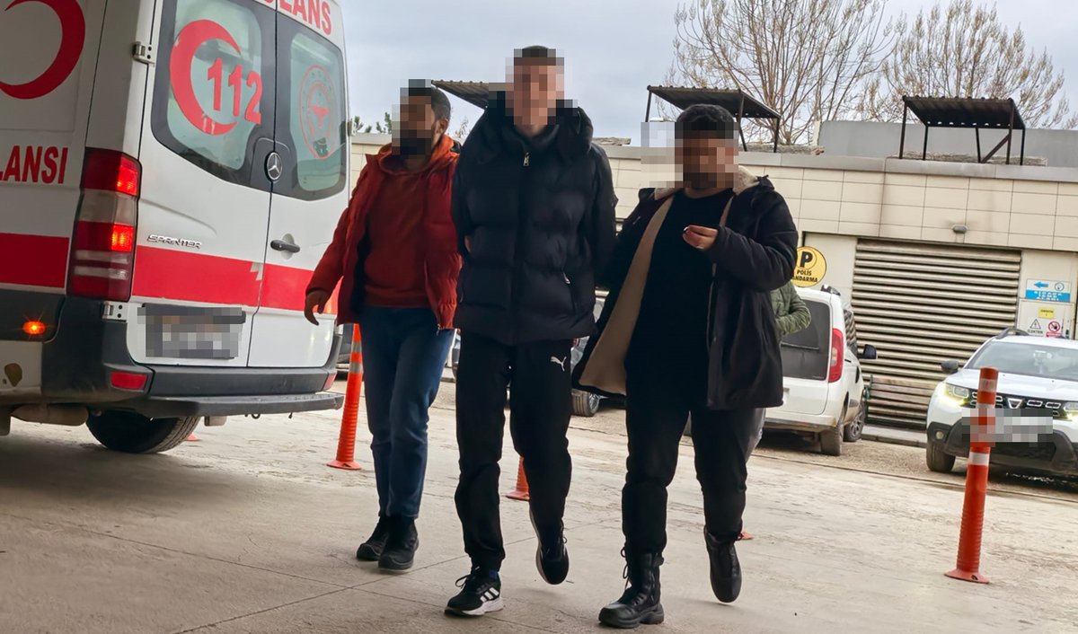 100yilHaber's tweet image. İnegöl&apos;de Alıkonulan gencin 30 bin TL&apos;si istenip şiddet uygulandı

100yilhaber.com/inegol-de-alik…

#SerenaySarıkaya #HELALLEŞMEKYOK #6subat2023 #ÖzgürÖzel #NeclaNazır #thyao #DiegoCarlos #Ürdün #DevletBahçeli #OğuzhanÇakır #HalukLevent