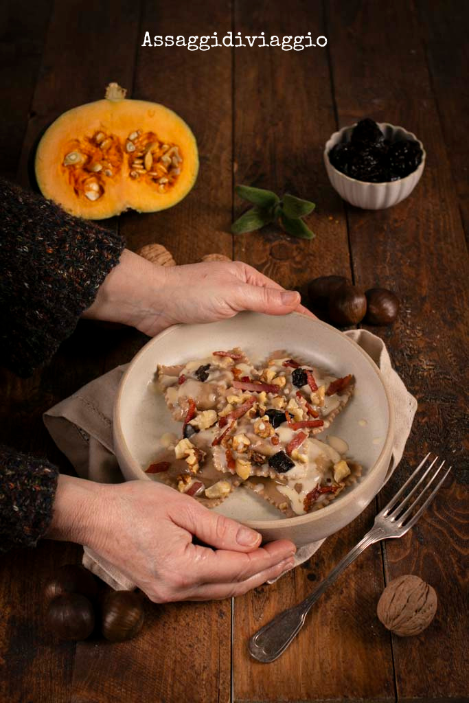 Assaggidiviaggi's tweet photo. Oggi #ricetta salata! #Ravioli con #farina di #castagne, ripieni di crema di #zucca, #prugne e #pecorino. Sopra, una #fonduta di #formaggio, #speck e #noci. Un bel mix di #dolce e #salato.
Sul #blog trovate la ricetta: https://t.co/OtF6o8Gxl2 https://t.co/jYOhDZq1RC