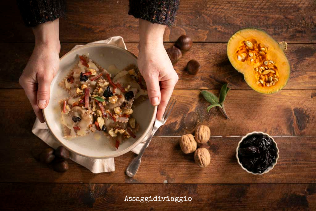 Assaggidiviaggi's tweet photo. Oggi #ricetta salata! #Ravioli con #farina di #castagne, ripieni di crema di #zucca, #prugne e #pecorino. Sopra, una #fonduta di #formaggio, #speck e #noci. Un bel mix di #dolce e #salato.
Sul #blog trovate la ricetta: https://t.co/OtF6o8Gxl2 https://t.co/jYOhDZq1RC