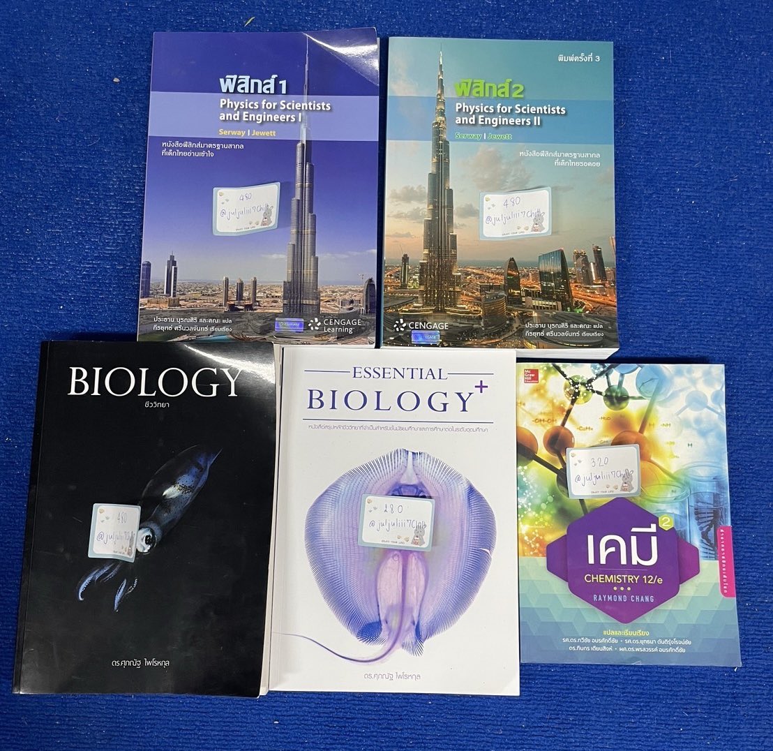 juljuliii7Chill's tweet photo. ส่งต่อหนังสือมือ1 ไม่เคยใช้ ไม่เคยอ่าน  เหมาทั้งเซ็ต2,000บาทส่งฟรี✅✅ (มีตำหนินิดหน่อย)

ซื้อแยกเล่ม
ฟิสิกส์1 450
ฟิสิกส์2 450
ปลาหมึก 480
แมงกะพรุน 280
เคมี 320
#ส่งต่อหนังสือมือสอง #ส่งต่อคอร์สเรียน #ส่งต่อหนังสือ #ตลาดนัดหนังสือ #TCAS #dek68 #dek69 #dek70 #dek71 #dek72 #สอวน https://t.co/y9cPrXCDnq