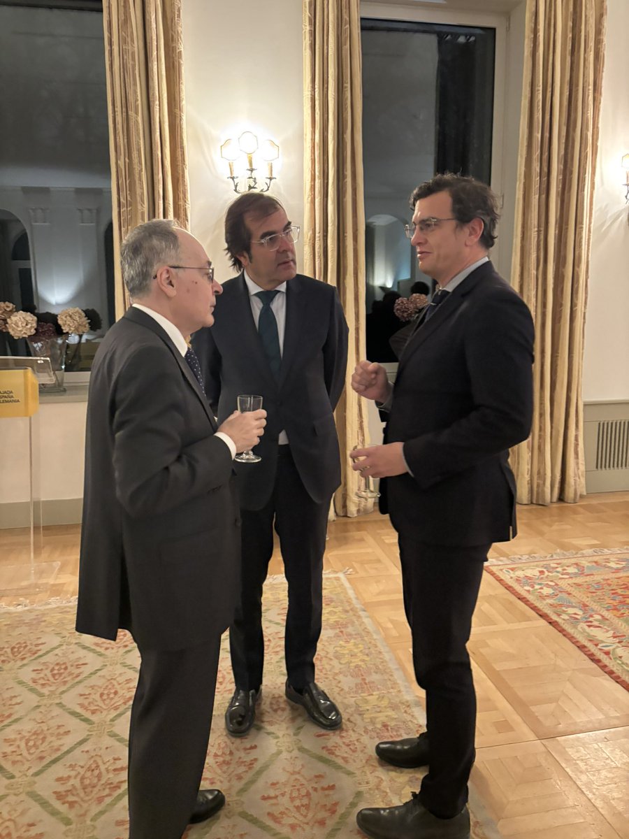 PuertodeCtg's tweet image. El presidente @pedropablohh y el director general @ChemaGFuster asistieron a la recepción ofrecida por el Embajador “cartagenero” de España en Alemania con motivo de la feria @Fruit_Logistica de Berlín.