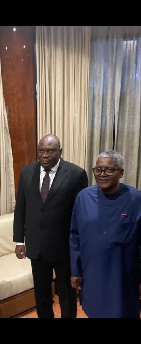 Le PDG d'ITRACOM Holding et Fondateur de #FOMI, M. Ntigacika Adrien s'est entretenu hier à Lagos avec Aliko Dangote, le Fondateur et PDG du Groupe Dangote, une Holding regroupant une dizaine de sociétés dont Dangote Cement, Dangote Fertilizer Plant, Dangote Sugar, NASCON,...