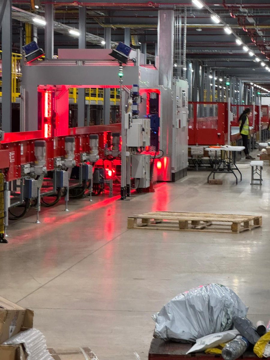 Inxpress152's tweet image. 🚚Throwback to our Site Visit Spotlight: DHL E-Commerce in Coventry 🚚

📦 Capable of handling over 500,000 items per day

🐋 Equipped with conveyors (the same length as 60 blue whales!)

📦 Processes up to 20,000 items per hour

🚛 Boasts 152 docking stations 

Plus many more!