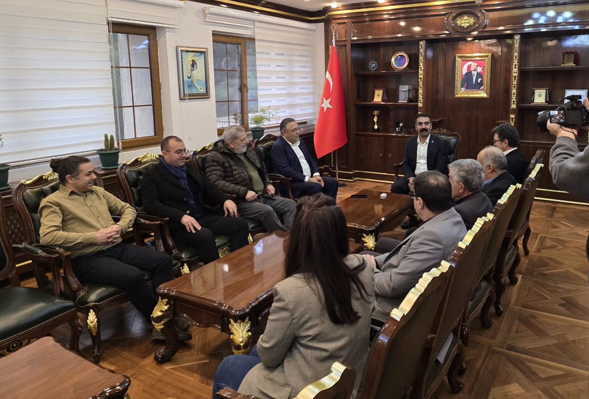 6 Şubat Deprem Felaketinin yıl dönümünde İzmir Milletvekilimiz Yüksel Taşkın, Rize Milletvekilimiz Tahsin Ocaklı, İl Başkanımız İsmail Akyıl ve İl yöneticimiz Hamza Dengiz’den oluşan heyetimizle birlikte Diyarbakır Büyükşehir Belediyesi Eş Başkanı Doğan Hatun’u ziyaret ettik.