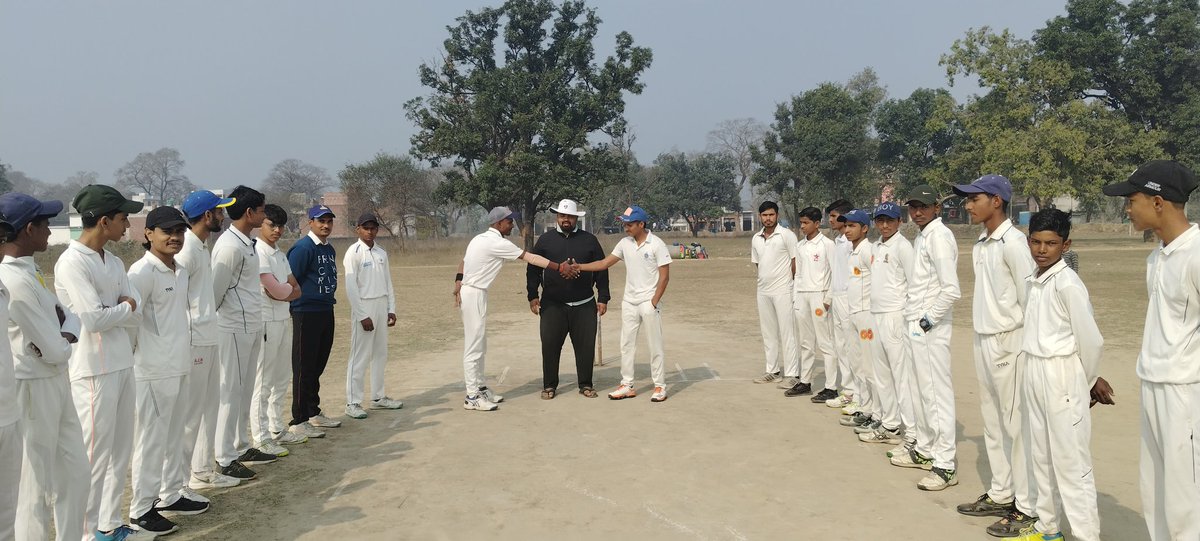 सीरीज के फाइनल मैच में मात्र 36 रन पर सिकंदरा हुई ढेर
कस्बा के एस बी आर इंटर कॉलेज के मैदान पर चल रही तीन मैच की सीरीज के फाइनल मैच में आज सिकंदरा क्रिकेट अकादमी ने टॉस जीतकर पहले बल्लेबाजी का फैसला किया। मैच का उद्घाटन टॉस उछलकर संस्थापक भास्कर मिश्रा ने किया। जिसमें