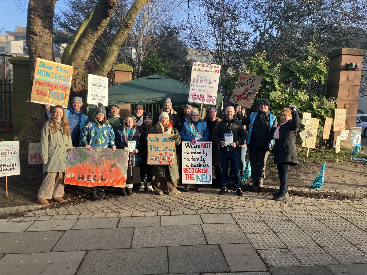 Day 21 of strike action at LIPA sixth form. The MAT need to sign a TURA and start talking to members. Thanks to ⁦<a href="/KimJohnsonMP/">Kim Johnson</a>⁩ for your support. ⁦<a href="/NEUnion/">National Education Union</a>⁩