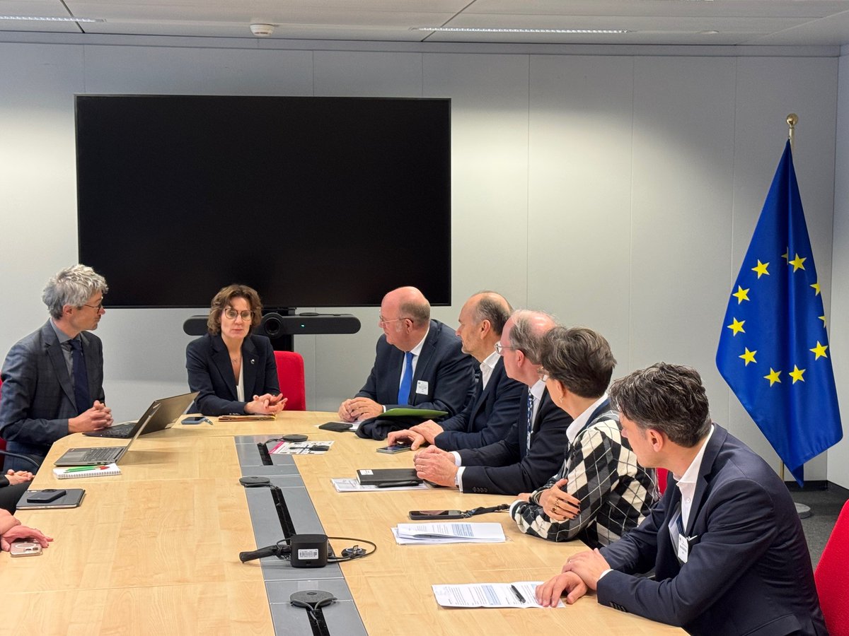 Der HDE-Vorstand diskutierte heute in Brüssel die Themen des Einzelhandels mit <a href="/Esther_de_Lange/">Esther de Lange</a>, der Kabinettschefin des EU-Kommissars für Landwirtschaft und Ernährung <a href="/CHansenEU/">Christophe Hansen</a>, und <a href="/JessikaRoswall/">Jessika Roswall</a>, der EU-Kommissarin für Umwelt und Kreislaufwirtschaft.