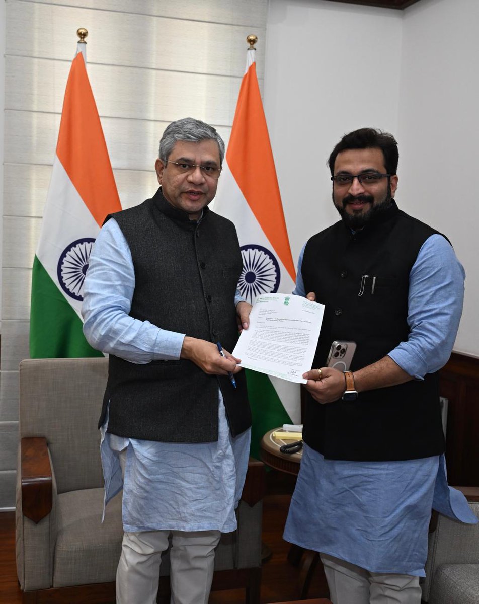 पुणे - नाशिक रेल्वे संदर्भात आज केंद्रीय रेल्वेमंत्री <a href="/AshwiniVaishnaw/">Ashwini Vaishnaw</a> यांची भेट घेतली.
पुणे - नाशिक रेल्वे प्रकल्पाचा मूळ मार्ग बदलू नये, तसेच "जीएमआरटी" सोबत संवाद साधून ठरलेल्या मार्गानेच प्रकल्प राबवण्यासंदर्भात पर्याय शोधावा अशी विनंती केली. 
यावेळी माननीय अश्विनीजी वैष्णव