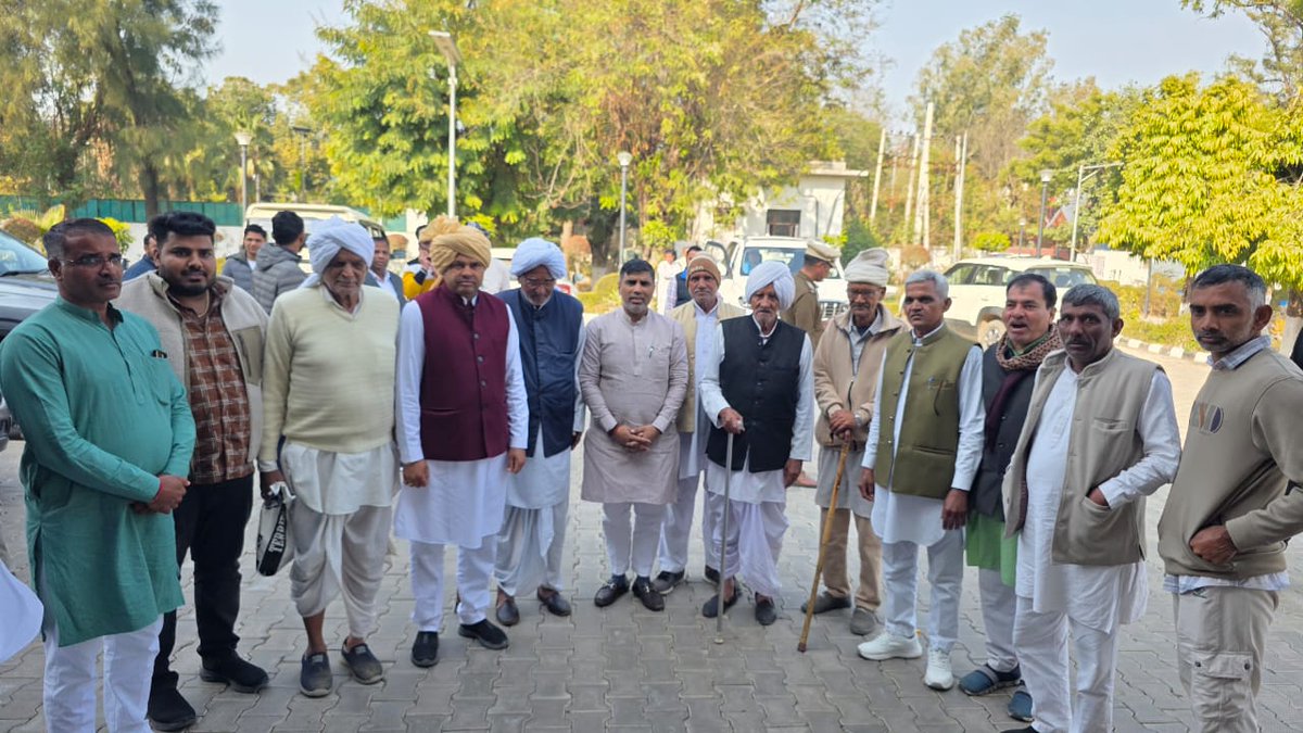 MAHIPALDHANDA1's tweet photo. जींद में जिला कष्ट निवारण समिति की बैठक के बाद जाट समाज के सम्मानित बुजुर्गों और युवाओं के साथ वार्तालाप करने का अवसर मिला। समाज से जुड़े विभिन्न मुद्दों पर विचार-विमर्श हुआ और उनके सुझावों को गंभीरता से सुना गया। हमारी कोशिश हमेशा यही रहेगी कि हर वर्ग की समस्याओं का समाधान हो 🙏 https://t.co/4EPVeuwXiT