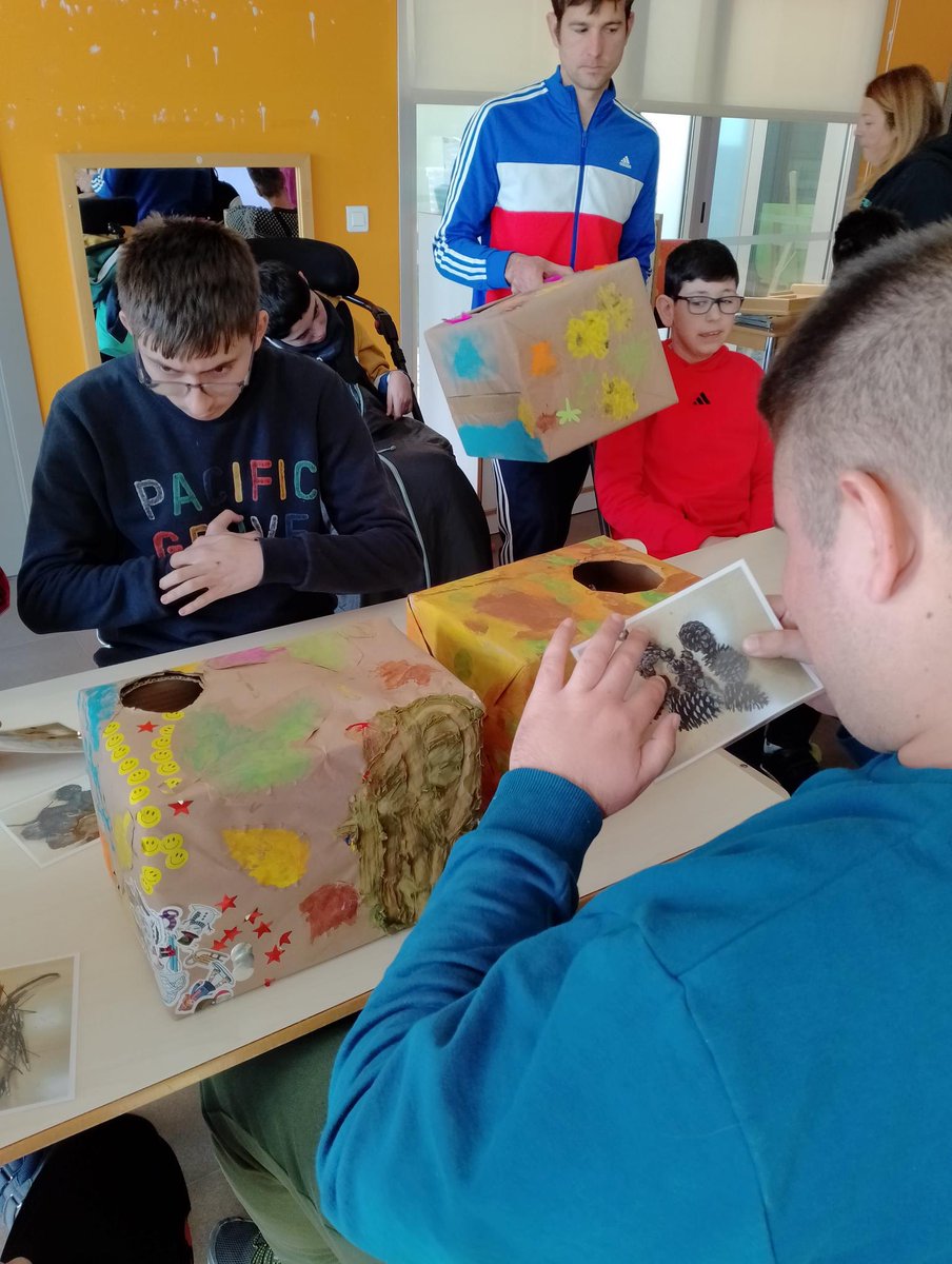 CeeCastellVell's tweet photo. MOSTRA DEL PROJECTE: SOM LLAVOR🌱

L’etapa de Primària va organitzar quatre propostes sensorials per a experimentar amb els diferents sentits. 

👀Vista
🦻🏼Oïda
👐🏼Tacte
👃🏻Olfacte 

#femescolafemcamí #castellvell #somllavor  #inclusió #educacióespecial #castellódelaplana https://t.co/fgKhnllke2