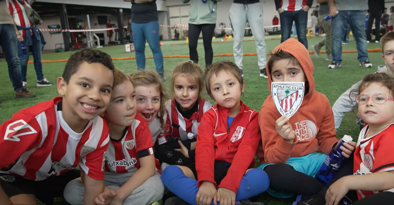 athletic_eus's tweet photo. 🏃 Zatoz Jolas Eskolaren laugarren jarduerara Lezaman!

📅 Otsailak 16, igandea
⏰ Bi txanda: 10:00 edo 12:00

Etxeko txikien trebetasun motorrak eta kognitiboak garatzen dira Athletic Cluben instalazioetan jokatuz.

✍️ Izena eman orain! ⬇️