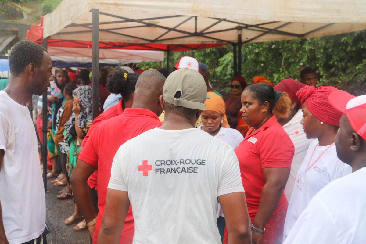 #JeudiPhoto 📸 À #Mayotte, les bénévoles de l'<a href="/asso_anps/">ANPS</a> et de la <a href="/CroixRouge/">Croix-Rouge fr</a> sont mobilisés aux côtés des Mahorais.

⛑ Ils participent notamment aux opérations de bâchage ou aux distributions alimentaires.

🤝 Un engagement citoyen en appui des habitants sinistrés, merci à eux