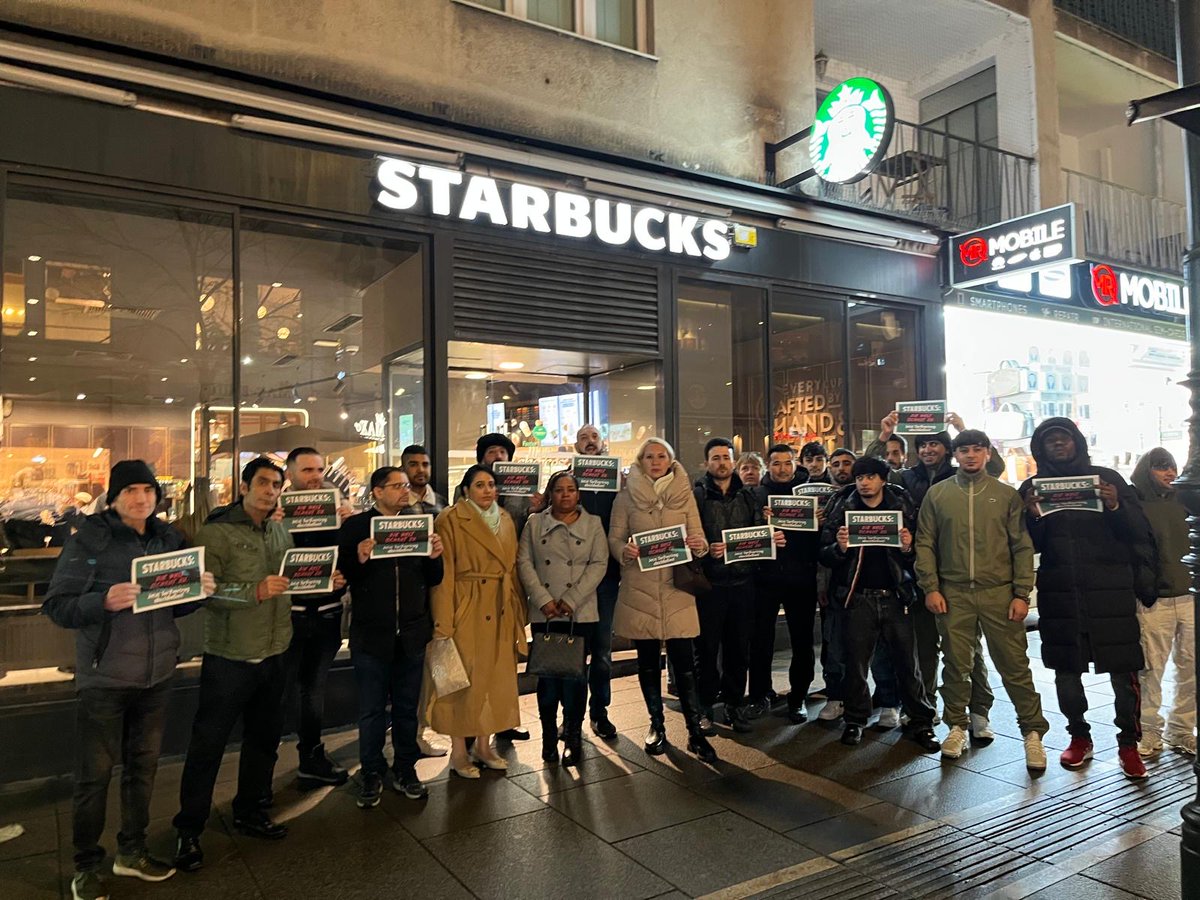 Im Dezember haben über 5.000 Starbucks-Beschäftigte aus Protest gegen unfaire Lohnverhandlungen ihre Arbeit niedergelegt. Noch immer haben sie keinen Abschluss. Volle Solidarität mit den Kolleginnen und Kollegen in den USA!
<a href="/SBWorkersUnited/">Starbucks Workers United</a>
#NoContractNoCoffee #FastFoodGlobal