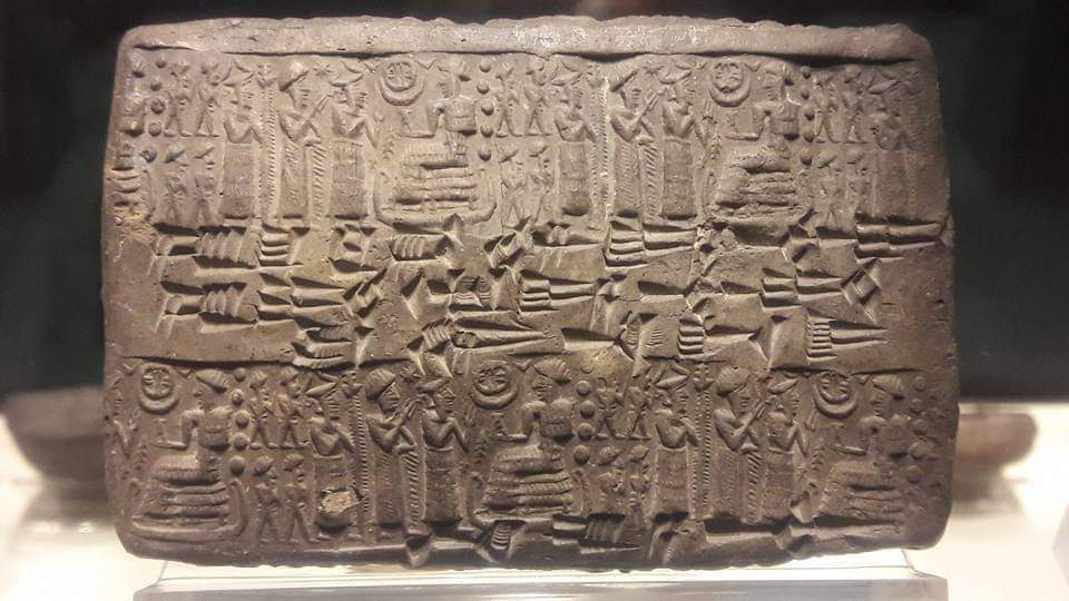 Sümerce'nin Türkçe olduğunu ilk kez yirminci yüzyılın başlarında Prof. Fritz Hommel açıklamıştı! 

Atatürk bu çok önemli açıklamayı eşsiz görüşüyle hemen benimsemiş, bu konunun ve buna benzer başka konuların gerçekçi bilim yöntemleriyle incelenmesi için 1936'da Dil ve