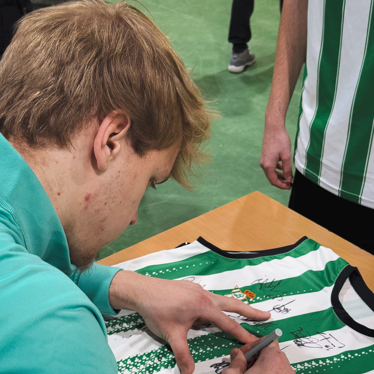 Real Betis Academy (@betisacademy) on Twitter photo ¡Visitamos la Escuela de Baloncesto en <a href="/CAljarafeSCA/">Colegio Aljarafe SCA</a>! 🏀💚
Los jugadores del primer equipo, Dino Randoncic y Nazarii Kulishenko, disfrutaron de una tarde muy divertida con los niños 🤗
¡Seguimos impulsando el baloncesto a través de nuestras escuelas! 🔝 ¡Visitamos la Escuela de Baloncesto en <a href="/CAljarafeSCA/">Colegio Aljarafe SCA</a>! 🏀💚
Los jugadores del primer equipo, Dino Randoncic y Nazarii Kulishenko, disfrutaron de una tarde muy divertida con los niños 🤗
¡Seguimos impulsando el baloncesto a través de nuestras escuelas! 🔝