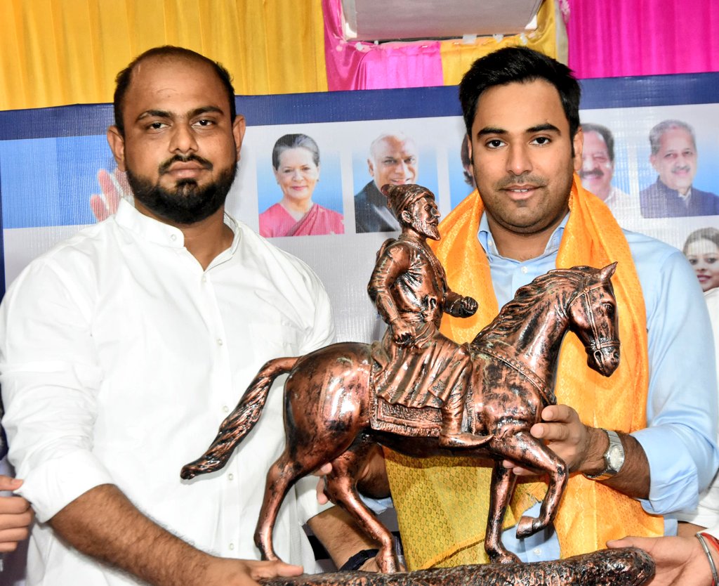 Pradyuminc's tweet photo. जन्मदिन की ढेर सारी बधाइयाँ !!  💐 @varunchoudhary2 बॉस  
भगवान आपकी सभी मनोकामनाएँ पूर्ण करें और भगवान सदैव ही आपको स्वस्थ रखें
 ऐसी ही  भगवान से प्रार्थना।
#HappyBirthday #Varunchaudhary 
#NSUI https://t.co/9ehJoEyZCq
