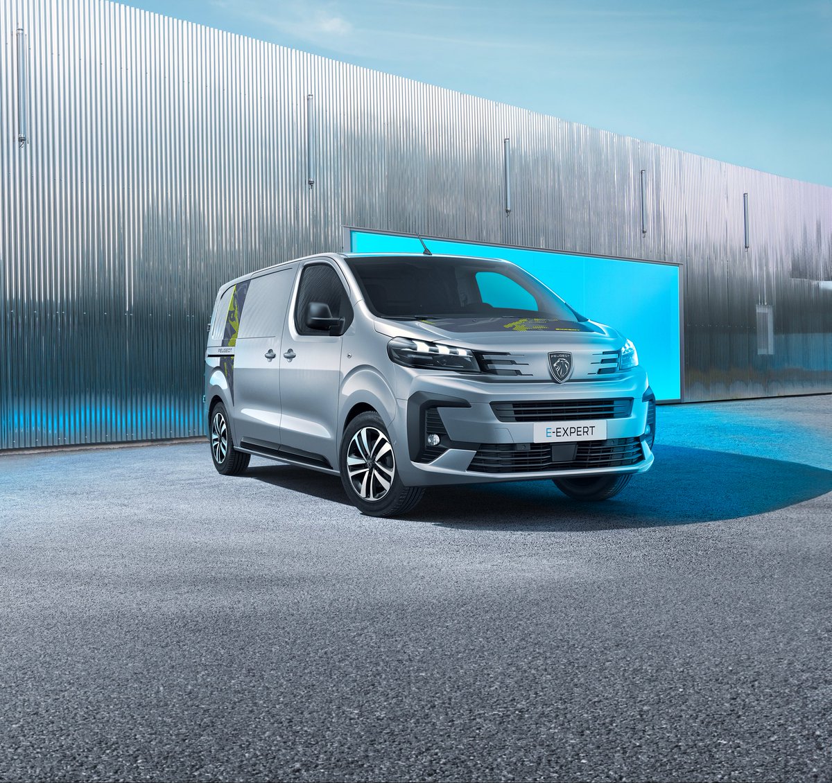 PeugeotFR's tweet photo. Un design distinctif au service de votre entreprise, de nouvelles technologies embarquées et des motorisations 100% électriques offrant jusqu’à 350 km d’autonomie WLTP, le nouveau E-EXPERT s’adapte à toutes vos missions. 

En savoir plus : https://t.co/PcMzMV6i6t
#PeugeotEExpert https://t.co/dbLS7Z6H2i