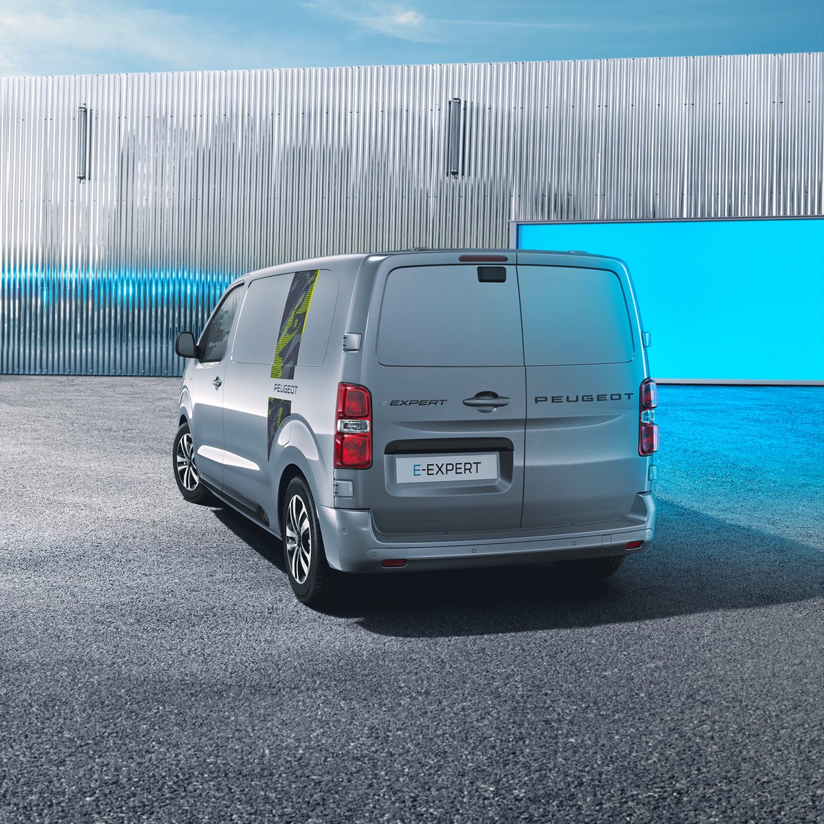 PeugeotFR's tweet photo. Un design distinctif au service de votre entreprise, de nouvelles technologies embarquées et des motorisations 100% électriques offrant jusqu’à 350 km d’autonomie WLTP, le nouveau E-EXPERT s’adapte à toutes vos missions. 

En savoir plus : https://t.co/PcMzMV6i6t
#PeugeotEExpert https://t.co/dbLS7Z6H2i