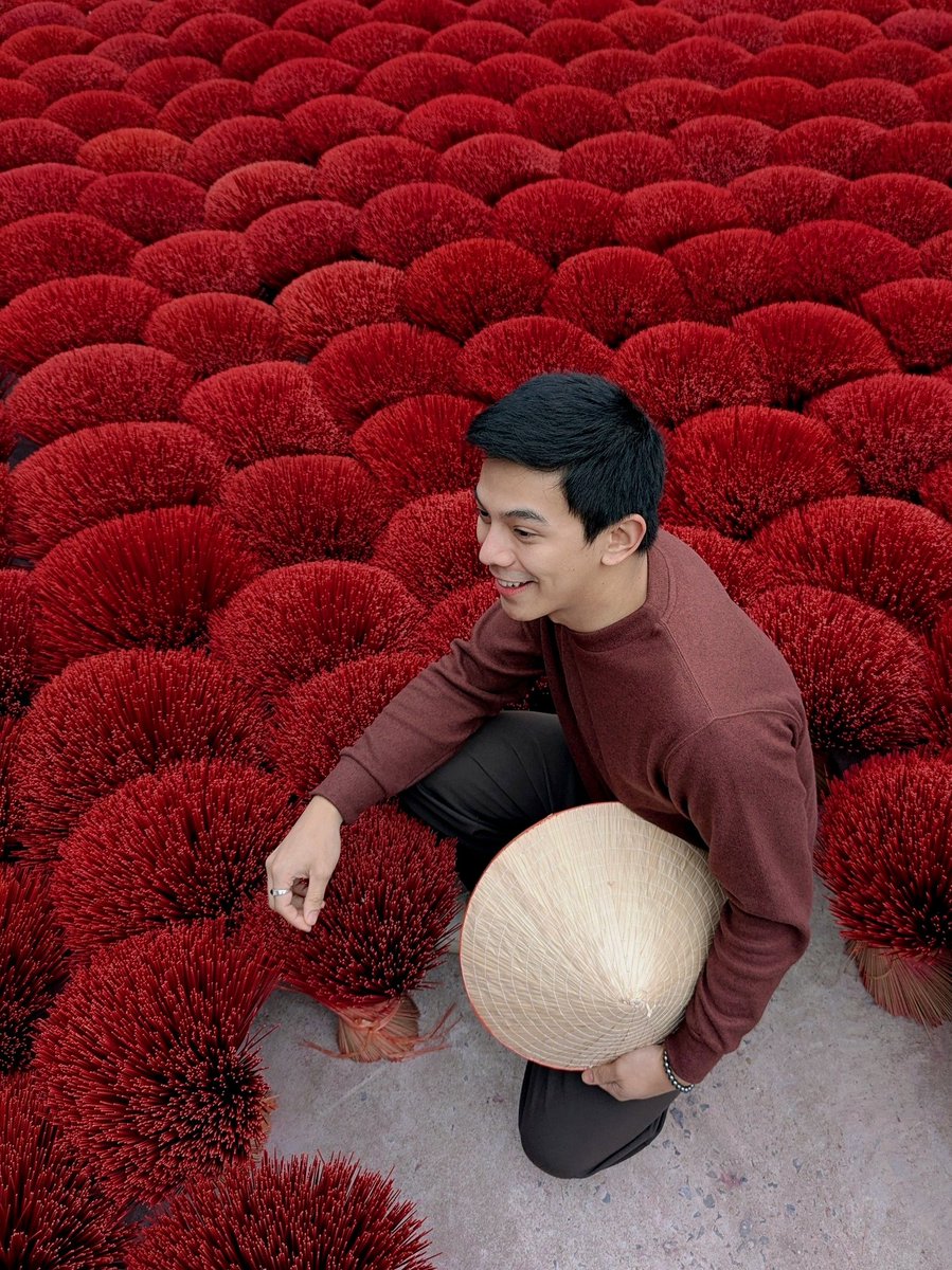 PotchieGum's tweet photo. Incense village at Quảng Phú Cầu.

#hanoi #incensesticks #vietnam https://t.co/BfVwk58Rwj