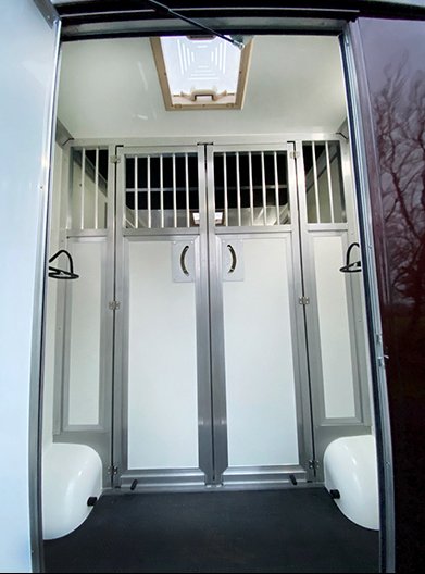EquineQuality's tweet photo. Fabulous demo 3.5 tonne Professional stallion / mare &amp; foal horsebox. Only 1,900 miles. Big spacious horse area, large door at the back, sliding partition, fully padded, no breast bar. Every extra possible, lots of windows, skylights, DEFRA.
See https://t.co/Uf0wp5Yvgt https://t.co/AKKo2KgzzR