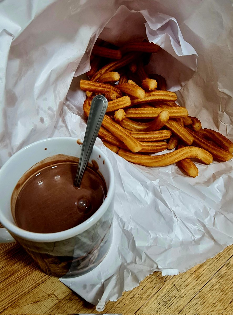 spainhipster's tweet photo. Desayuno de campeones...
Leche de avena desnatada sin lactosa con chocolate 87% Valor y churros de proteína fritos en freidora de aire.
"ironía on"
#churros #chocolate #desayuno #protein #airfryer #valor #sinlactosa #bromas #ironia #spain #sevilla #spainhipster @spainhipsters https://t.co/0DEowQe7RQ