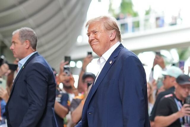 lequipe's tweet image. Donald Trump a signé un décret interdisant aux athlètes transgenres de pratiquer des sports dans les catégories féminines, une attaque supplémentaire contre cette communauté qu'il cible particulièrement depuis son retour au pouvoir. l.lequipe.fr/ra8