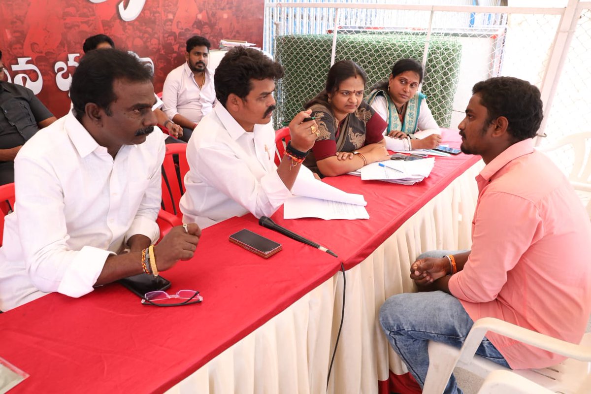 JanaSenaParty's tweet photo. జనసేన పార్టీ కేంద్ర కార్యాలయం మంగళగిరిలో గురువారం నిర్వహించిన జనవాణి కార్యక్రమంలో రాష్ట్ర నలుమూలల నుంచి ప్రజలు వివిధ సమస్యలపై అర్జీలు సమర్పించారు. పోలవరం శాసనసభ్యులు, ప్రభుత్వ విప్ శ్రీ @chirri_balaraju గారు వినతులు స్వీకరించారు. పలు సమస్యలపై సంబంధిత అధికారులతో మాట్లాడి పరిష్కరించారు. ఈ కార్యక్రమంలో పార్టీ రాష్ట్ర అధికార శ్రీ అక్కల గాంధీ, వీర మహిళ ప్రాంతీయ కో ఆర్డినేటర్ శ్రీమతి రావి సౌజన్య, లీగల్ సెల్ ప్రతినిధి శ్రీమతి ఎస్.కల్పన పాల్గొన్నారు.