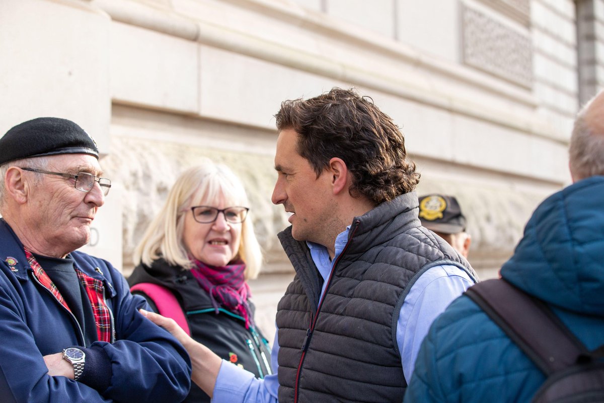 JohnnyMercerUK's tweet image. Proud to stand with Northern Ireland Veterans as they protest in London over the Government’s plans to continue hounding them for their Service. From protecting them when I was in Office, to reopening prosecutions and paying Gerry Adams compensation instead, is outrageous and sad
