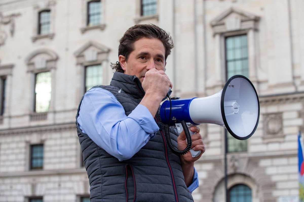 JohnnyMercerUK's tweet image. Proud to stand with Northern Ireland Veterans as they protest in London over the Government’s plans to continue hounding them for their Service. From protecting them when I was in Office, to reopening prosecutions and paying Gerry Adams compensation instead, is outrageous and sad