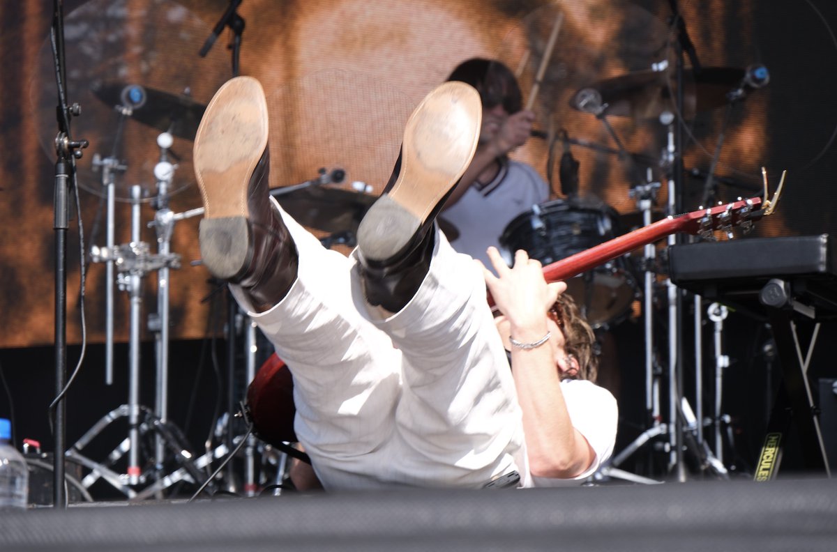 coupdemain's tweet photo. please put ur hooves away https://t.co/UjWdrwx0hX