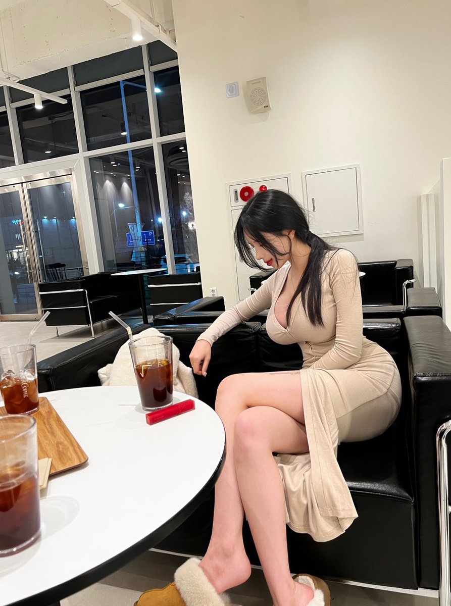 이 미시룩 여성은 슴가로 커피를 말아드립니다🥵 

#트친소 #맘눌뎀 #ㅌㅊㅅ #일상계 #미시룩 #몸매 #인스타