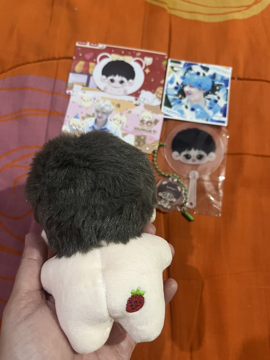 skydana021's tweet photo. My taeberry dolls has arrived @oddaengmart thankyou 😍

Ayon yung black taeberry ko na arbor na ni juwa tinabi sa blackpink merch nya 🙄
#OddaengComeback https://t.co/xumFQgRj2y