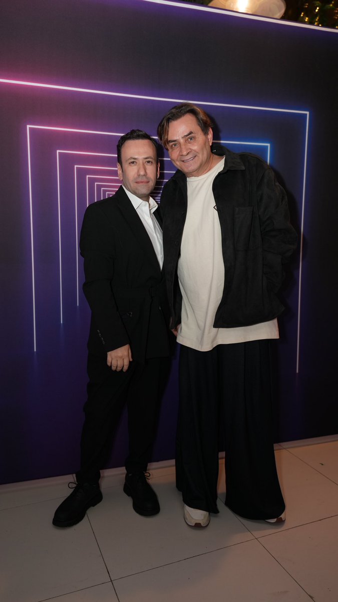 Özgür Aras her yıl ayrı konseptlerde düzenlediği doğum gününü önceki akşam ünlü isimlerin katılımıyla ‘düğün’ temasıyla kutladı.

“Özgür Aras evleniyor!” efsanesinin Aras‘ın evlilik değil doğum günü konsepti olduğu ortaya çıktı.