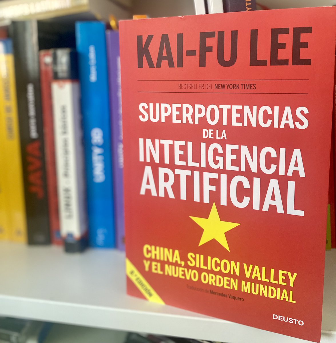 DaniMCasas's tweet photo. Mientras me tomo un descanso en la preparación del curso de @deepseek_ai no hay nada como ponerse al día con un buen libro, y además, con temática muy actual 😉 @EdicionesDeusto https://t.co/kGtxblXhno