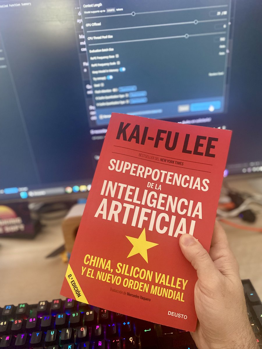 DaniMCasas's tweet photo. Mientras me tomo un descanso en la preparación del curso de @deepseek_ai no hay nada como ponerse al día con un buen libro, y además, con temática muy actual 😉 @EdicionesDeusto https://t.co/kGtxblXhno
