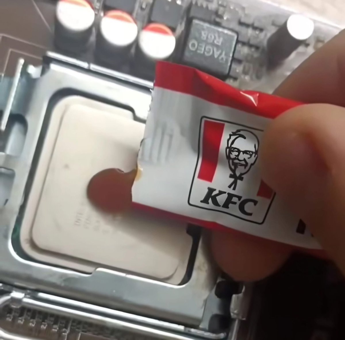 syahirlisa's tweet image. Eh la jadi genna paklong oiii 😂😂

#topiworks #memes #credittoowner