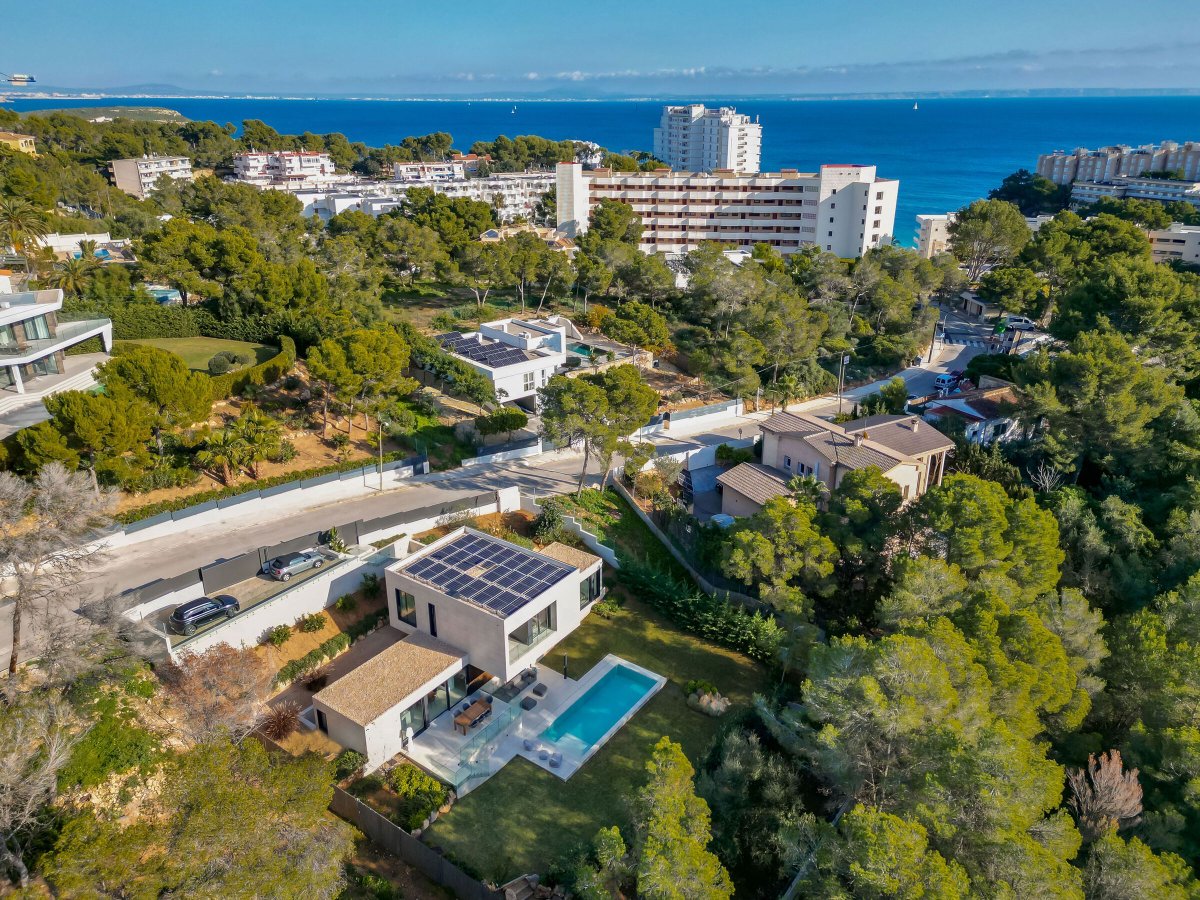 Archello's tweet image. The Cross Cantilever House in Mallorca by Casas inHAUS (@casasinhaus) features a striking modular design that adapts to the terrain’s unevenness.
buff.ly/3ElXqRK
#ModularArchitecture #CantileverDesign #PrefabHomes