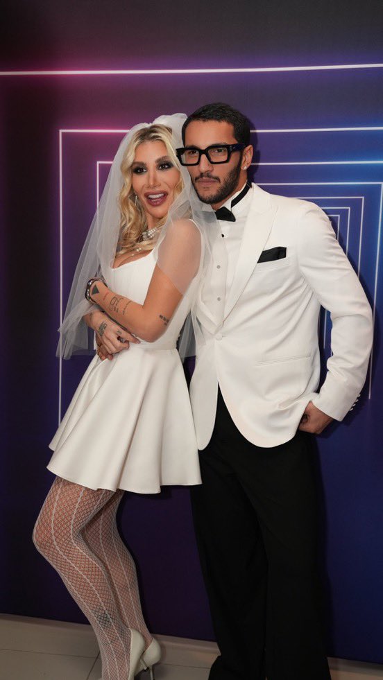 💥 Özgür Aras her yıl ayrı konseptlerde düzenlediği doğum gününü önceki akşam ünlü isimlerin katılımıyla ‘düğün’ temasıyla kutladı.

“Özgür Aras evleniyor!” efsanesinin Aras‘ın evlilik değil doğum günü konsepti olduğu ortaya çıktı.