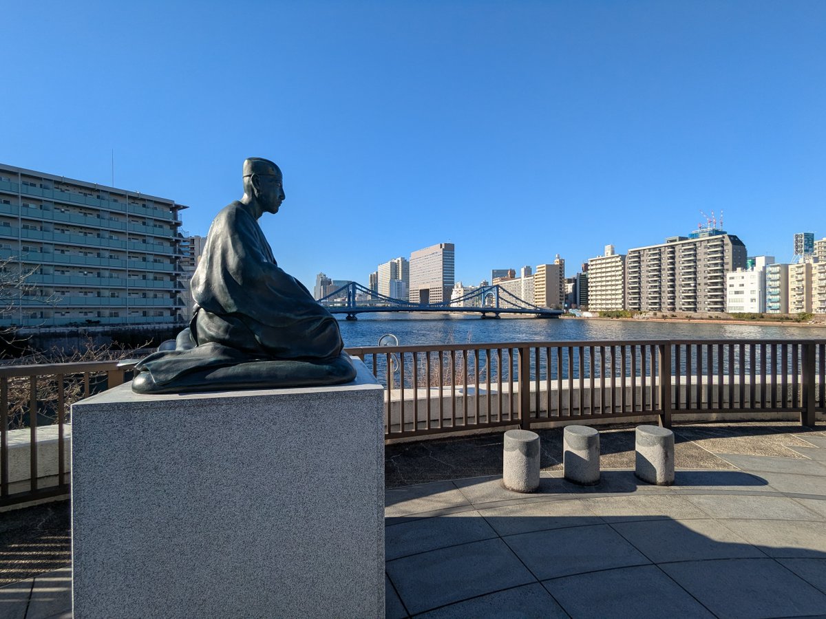basho_museum's tweet photo. 寒いですね
芭蕉記念館展���庭園では池の水が凍り、芭蕉さんもとても寒そうに隅田川を見つめていました
そんな寒い寒い中ですが、雪栁の蕾がわかるようになってきましたよ
みなさんはどんな春を見つけましたか？

#芭蕉 #俳句 #雪栁 #深川 #森下 #清澄白河 #江東区 #matsuobasho #bashomuseum https://t.co/cmPhPNCwB4