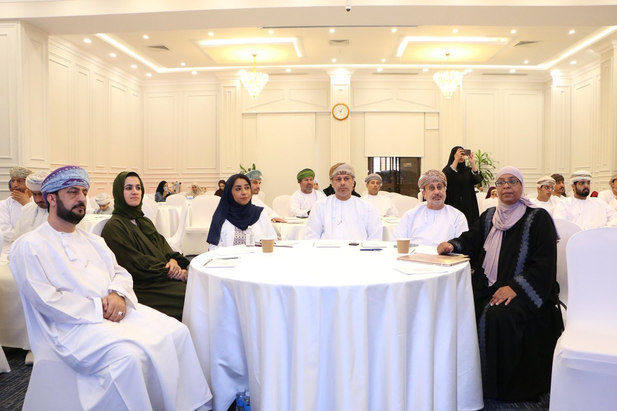 واصلت غرفة تجارة وصناعة عمان أعمال اليوم الثاني من ندوة "المؤسسات الصغيرة والمتوسطة في العهد الزاهر "تمكين وسمو"، بحضور الشيخ راشد بن عامر المصلحي النائب الأول لرئيس مجلس إدارة الغرفة وعدد من أعضاء مجلس الإدارة، وبمشاركة رؤساء وأعضاء لجان المؤسسات الصغيرة والمتوسطة بالمقر الرئيسي