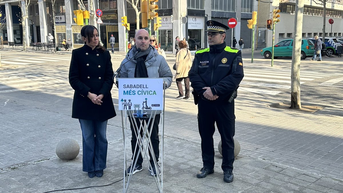 #ARA ➡️ Presentació de mesures a l’entorn dels patinets elèctrics 

🛴 #Sabadell es suma a la iniciativa de Barcelona perquè el casc sigui obligatori per als usuaris de #VMP

👉Les principals modificacions fan referència a 

🛑 les mesures de #seguretat 
✅ i a l’edat dels