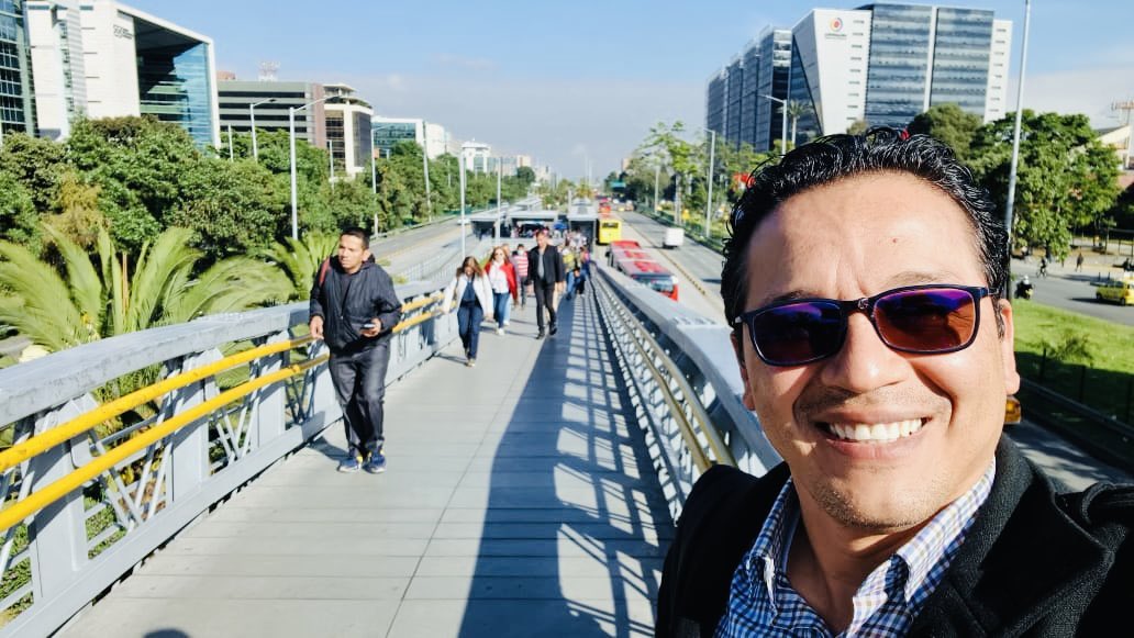 ServicioCivilD's tweet photo. ¡Sin duda, @TransMilenio nos conecta! 🚍 Servidoras, servidores y colaboradores del @ServicioCivilD, con tarjeta en mano, se subieron al bus y disfrutaron de recorridos rápidos y cómodos en este #DíaSinCarroYSinMoto 🌿. https://t.co/NOSYVWn20i