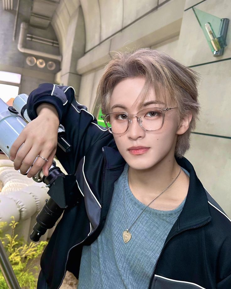 : simbiosis mutualisme 

a mark lee mini short au