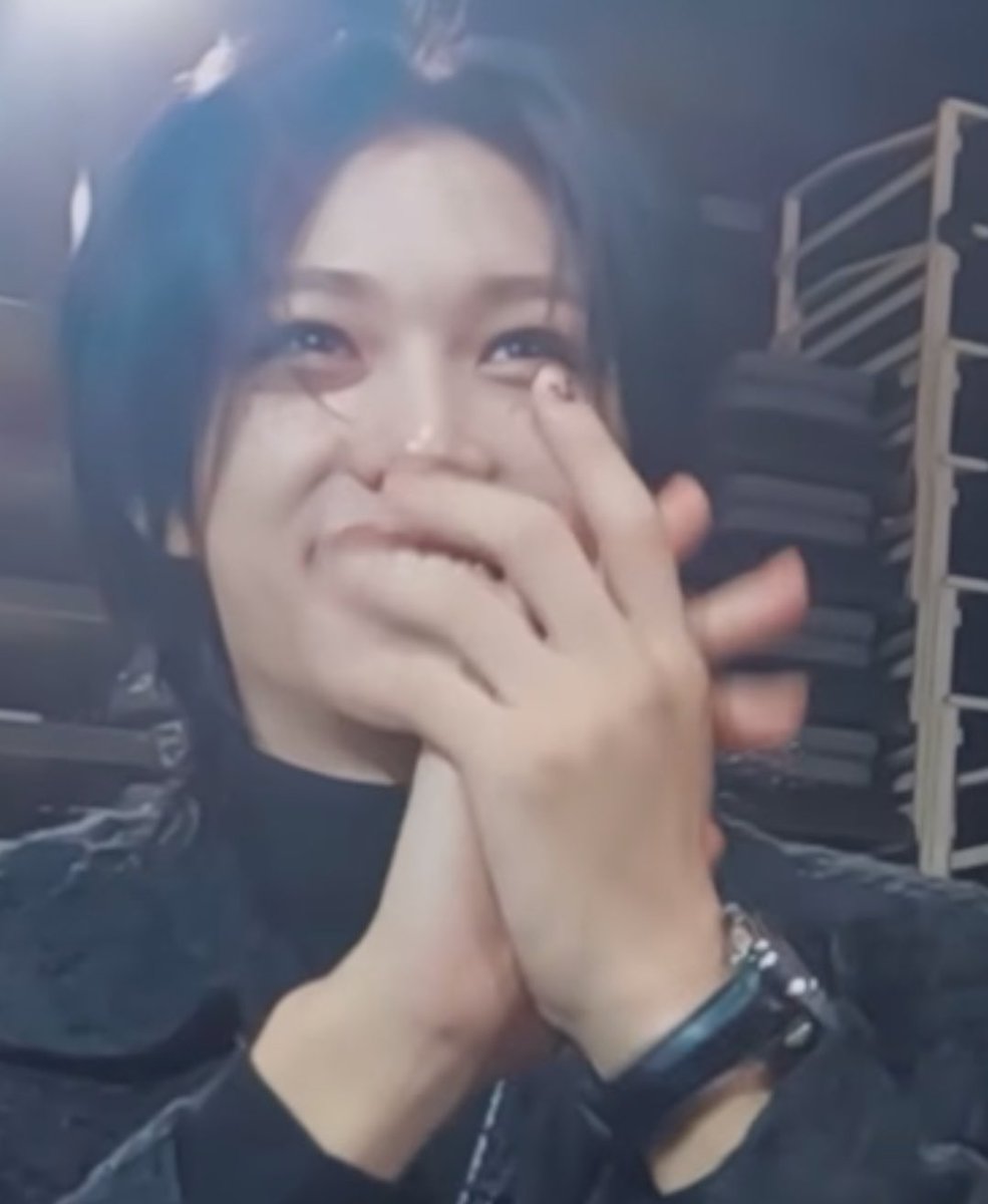 이리노 용복이 손톱에 대체 뭘 그려놓은거임