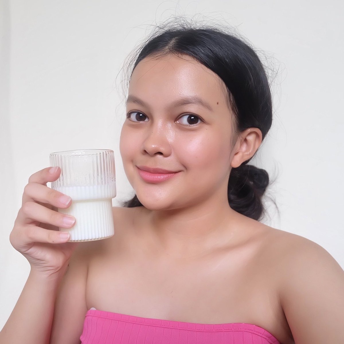 9nine0625's tweet photo. อะไรใหม่ ๆ มาก กินนมแล้วได้ดูแลผิวด้วย😋🥛 Masteri Milky Reii เป็นนมฮอกไกโด หอมกลิ่นสตรอว์เบอร์รี่ ชงในน้ำ 100 ml. ช่วยบำรุงให้นุ่มชุ่มชื้น อ่อนเยาว์ขึ้น ทานง่าย อร่อยยยย🐄💕
ตอนนี้มีกิจกรรมให้เล่นลุ้นทองด้วยน้าาา เลทส์โกเล้ยยย!
#milkyreii #ตัวแม่ขอแค่10วัน #Masteri #ผิวนมอมชมพู #นมผิวผลิตญี่ปุ่น100 #milkyreii10dayskinchallenge