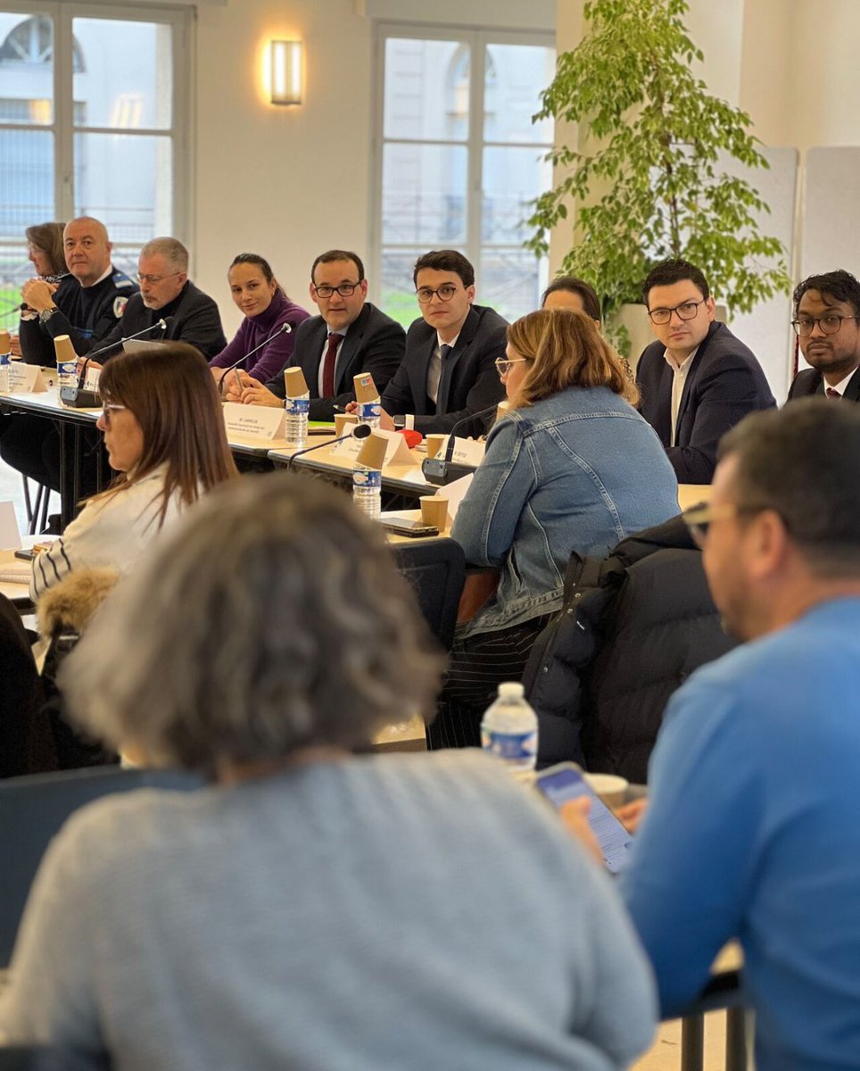 🔵 CLSPD <a href="/VilleChelles/">Ville de Chelles</a> 

👥 Des échanges importants avec l’ensemble de nos partenaires ( Parquet, Police nationale, éducation nationale, bailleurs…).

👉🏻Les résultats de cette collaboration sont là, les chiffres de la délinquance sur le territoire sont positifs.
On continue !